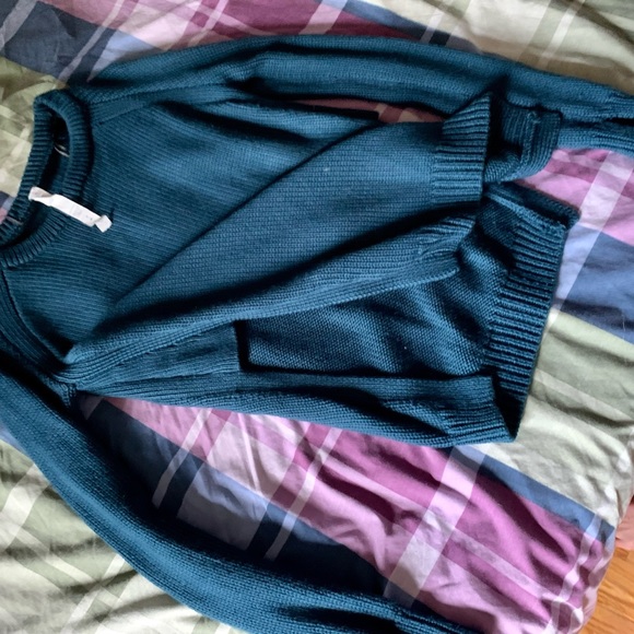 Lululemon size 6 sweater. Teal/green colour. Very good used condition. - Picture 4 of 5